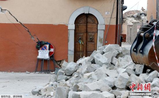 意大利中部遭地震影响最严重的地区已宣布进入紧急状态，灾区的搜救行动仍在继续。图为一处受损的房屋。