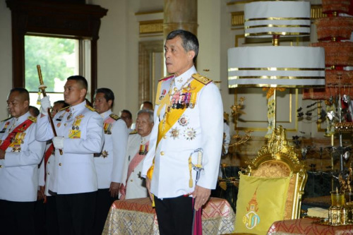 泰国新王哇集拉隆功今天即位继承问题焦虑得以缓解
