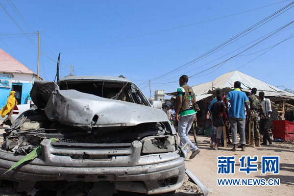 2月19日在索马里首都摩加迪沙一起汽车炸弹爆炸现场拍摄的汽车残骸