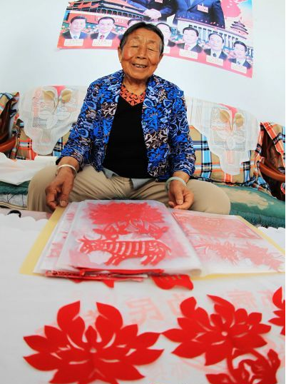 剪纸已经成为呼和浩特和林格尔县台格斗村吸引外地游客乡村游的特色
