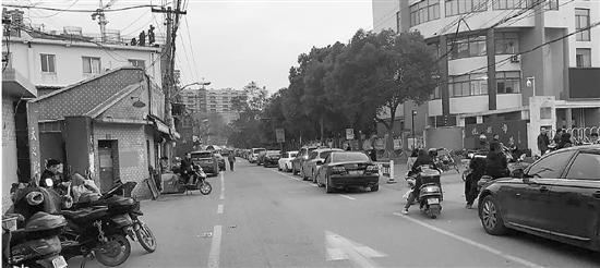 杭州一小学治堵车:家长乱停车或影响学生评
