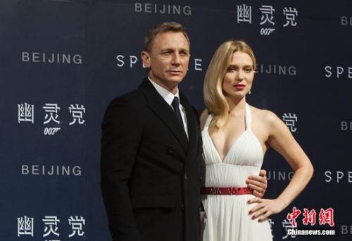 　　资料图：“007”扮演者丹尼尔(左)。中新网记者 翟璐 摄