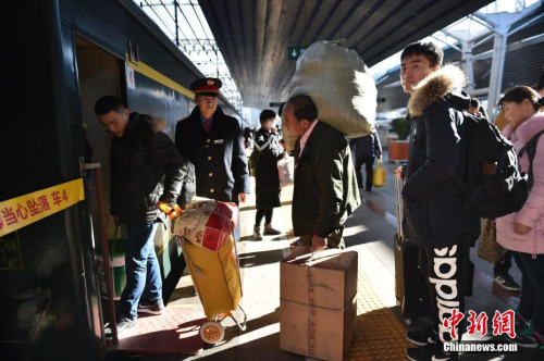 1月13日，北京西站正在上车的旅客。<span target='_blank' href='http://www.chinanews.com/' >中新网</span>记者 金硕 摄