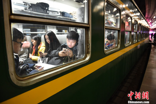 1月13日，2017年春运的首趟列车，1000余名旅客踏上返家的路程。<span target='_blank' href='http://www.chinanews.com/' >中新网</span>记者 金硕 摄