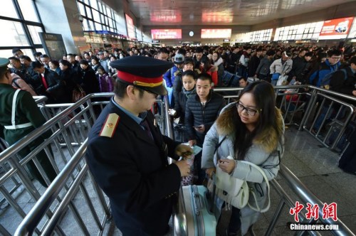 1月13日，2017春运正式启幕，北京西站候车大厅乘客数量明显上升。<span target='_blank' href='http://www.chinanews.com/' >中新网</span>记者 金硕 摄
