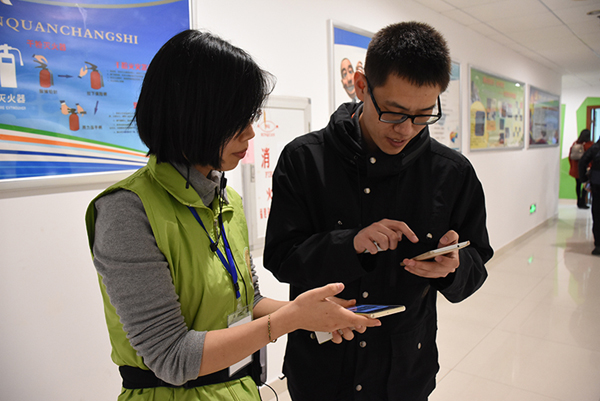 在鲲鹏青少年事务服务中心，中国青年网记者曾繁华（左二）与志愿者深度交流。中国网信网 陈舞阳 摄