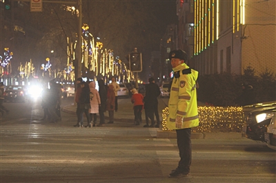 正月十五，市区近500名警察坚守岗位，确保群众节日安全
