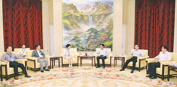 8月15日，省委书记巴音朝鲁、省长蒋超良在长春会见了来我省出席第四次汉学家文学翻译国际研讨会的中国作协主席铁凝一行。