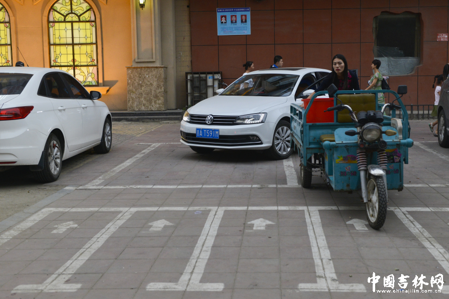长春现迷你车位 面积1平方米仅停摩托车-中国