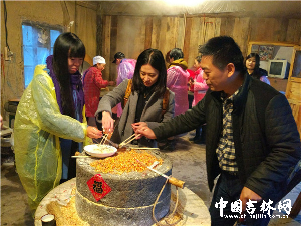 网媒记者一行参观木屋，品尝豆腐坊的农家豆腐