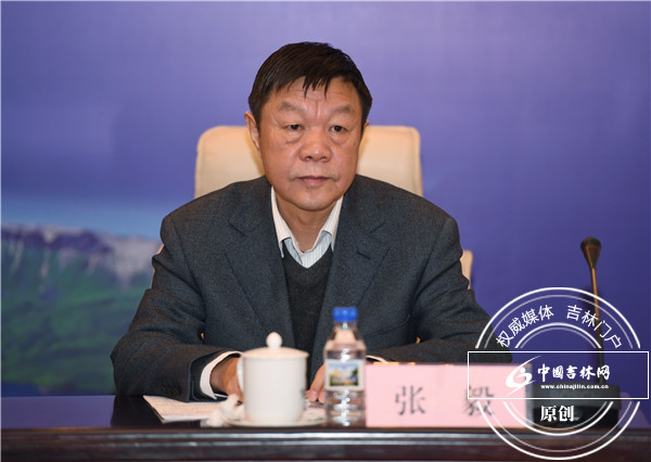 吉林省发改委副主任王成全在省情介绍会上介绍情况。