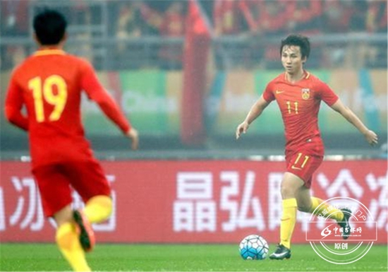 长春籍球员尹鸿博(11号)在比赛中曾经错失一次得分良机