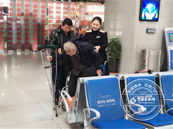 赵军婷帮助旅客坐上轮椅