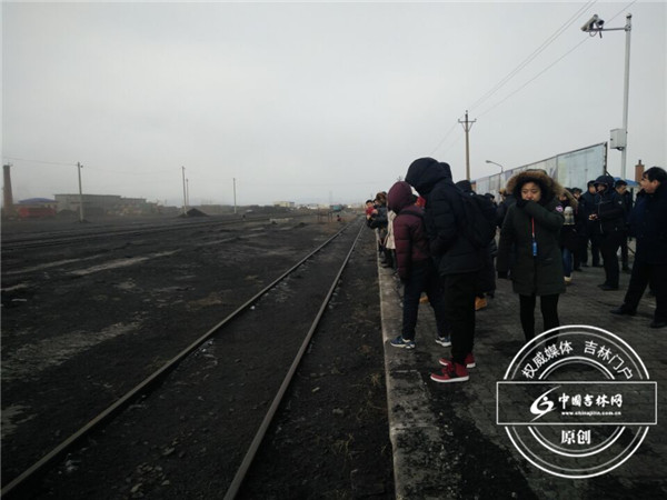 采访团一行来到中俄珲春铁路口岸