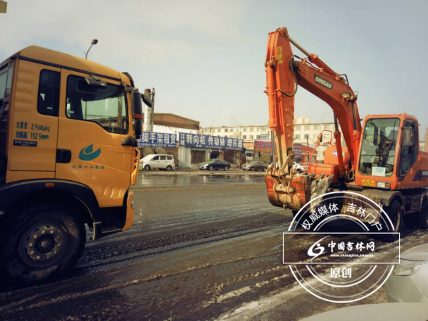 　　挖掘机、重型卡车积极配合除冰工作