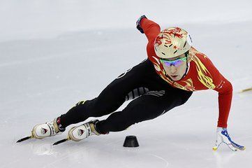 武大靖亚冬会短道速滑男子1000米预赛小组第一进入下一轮