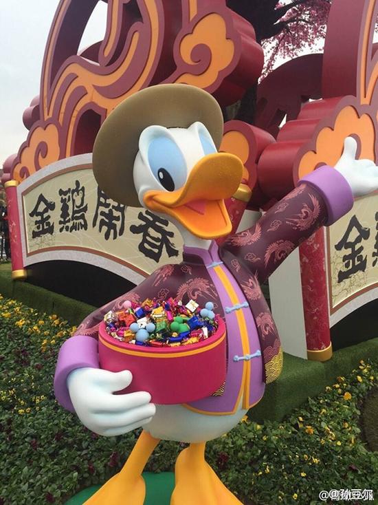 上海迪士尼唐老鸭手抱装饰糖果盒 三天被几乎抠光